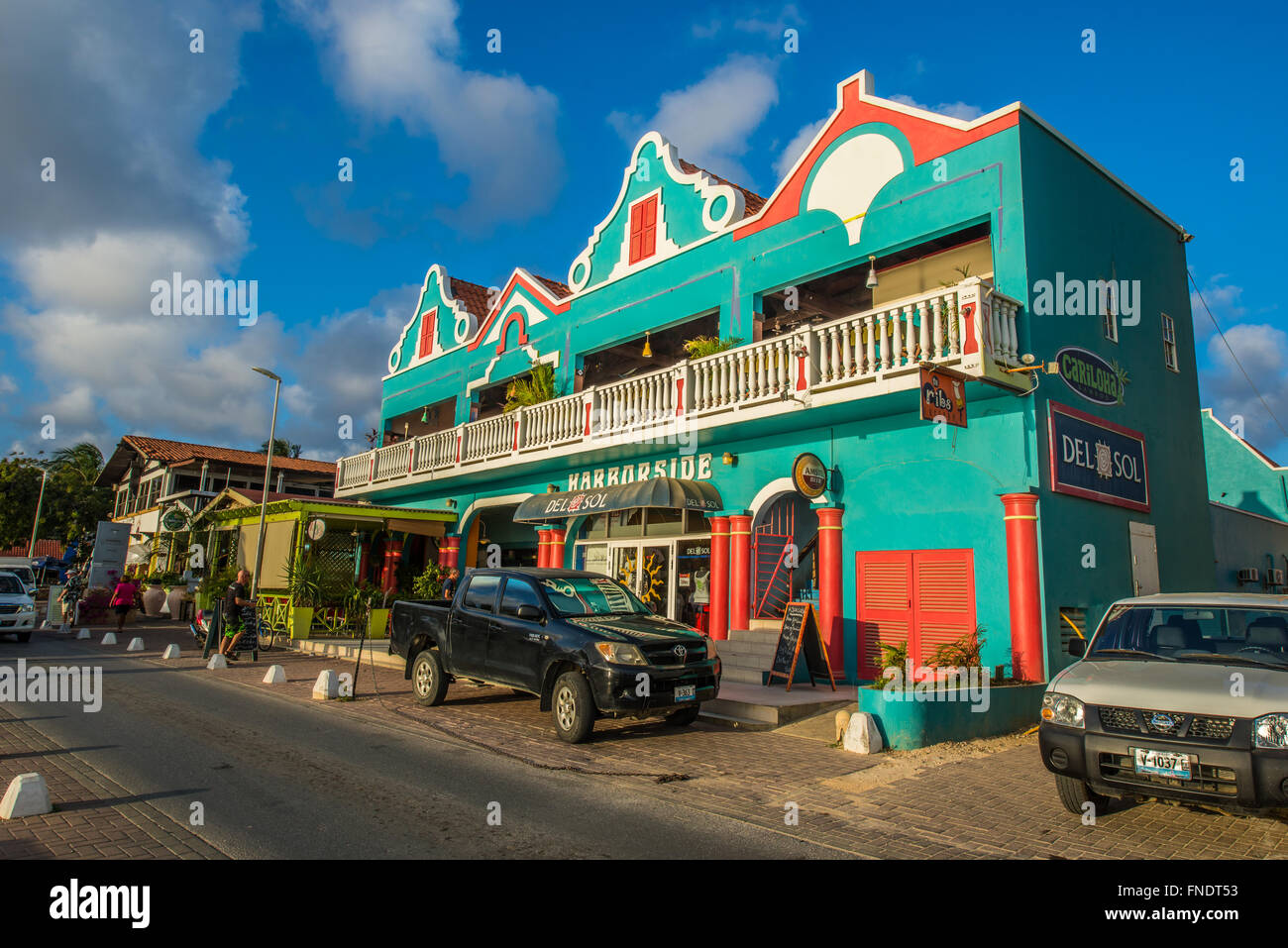 Kralendijk bellissima capitale di Bonaire con le sue case colorate e vista sul mare. Foto Stock