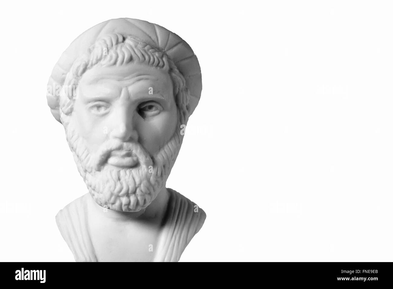Pitagora era un importante filosofo greco, matematico, geometra e teorico musicale. Marmo bianco busto di lui su bianco bac Foto Stock