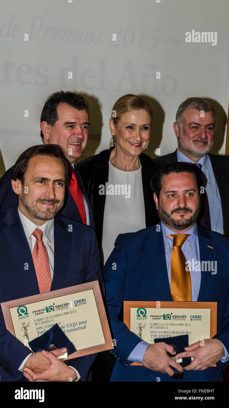 Un editore spagnolo di gruppo con il presidente della Comunidad de Madrid Nella pubblicazione giornalista Premiazione AEEPP in Casa Real de Correos, Madrid, Spagna, 14 marzo 2016 Foto Stock