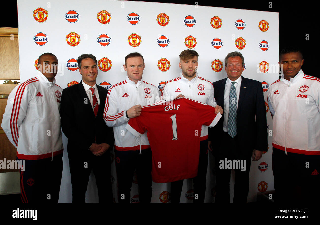 (160315) -- MANCHESTER, Marzo. 15, 2016 (Xinhua) -- Manchester United Direttore Commerciale Jamie Reigle (2 L), Gulf Oil International Vice presidente Frank Rutten (2R), Manchester United i giocatori di Wayne Rooney (3 L), Ashley giovani (1L), Luca Shaw (terza R) rappresentano per il gruppo picutre durante una conferenza stampa a Manchester slegato dal Club della massa di formazione a Manchester in Gran Bretagna il 14 marzo 2016. Premier League inglese lato Manchester United qui il lunedì ha annunciato tre anni di partenariato globale con la Gulf Oil International. Olio del golfo è diventata internazionale il Manchester United primo ufficiale di Glob Foto Stock