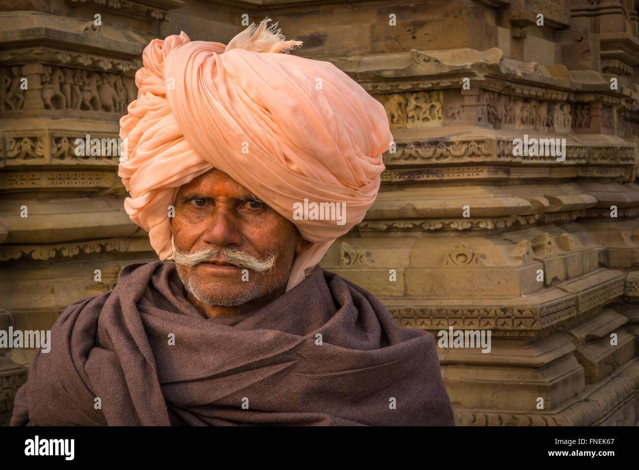 Ritratto di un uomo di Rajasthani presso il gruppo occidentale dei templi di Khajuraho, India Foto Stock