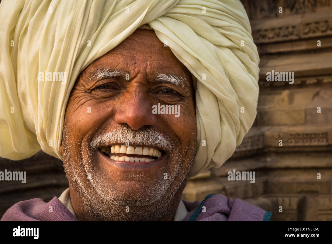 Ridere del Rajasthan uomo al gruppo occidentale dei templi di Khajuraho, India Foto Stock