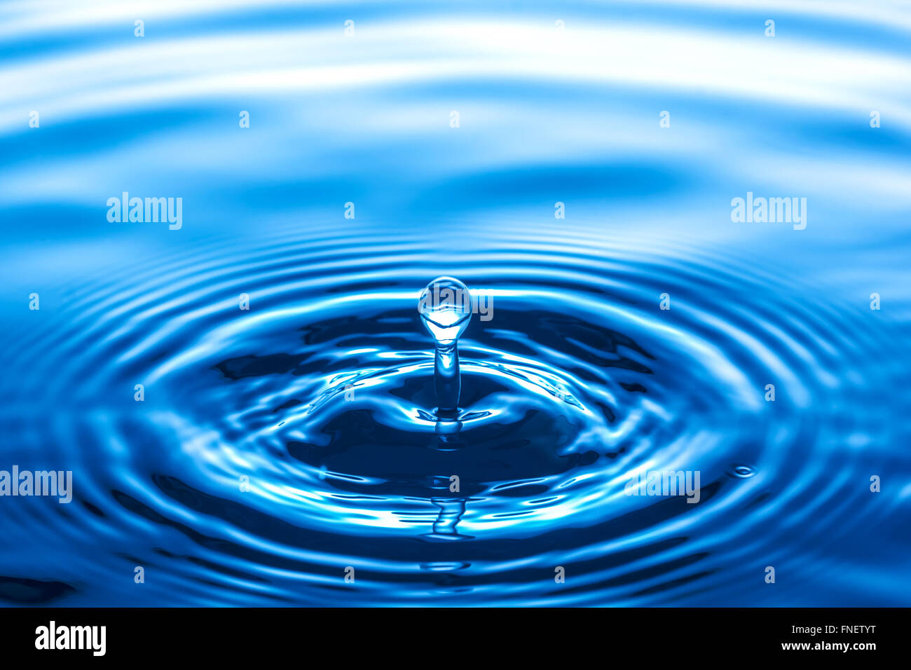 Immagine ravvicinata goccia d'acqua e acqua increspata Foto Stock