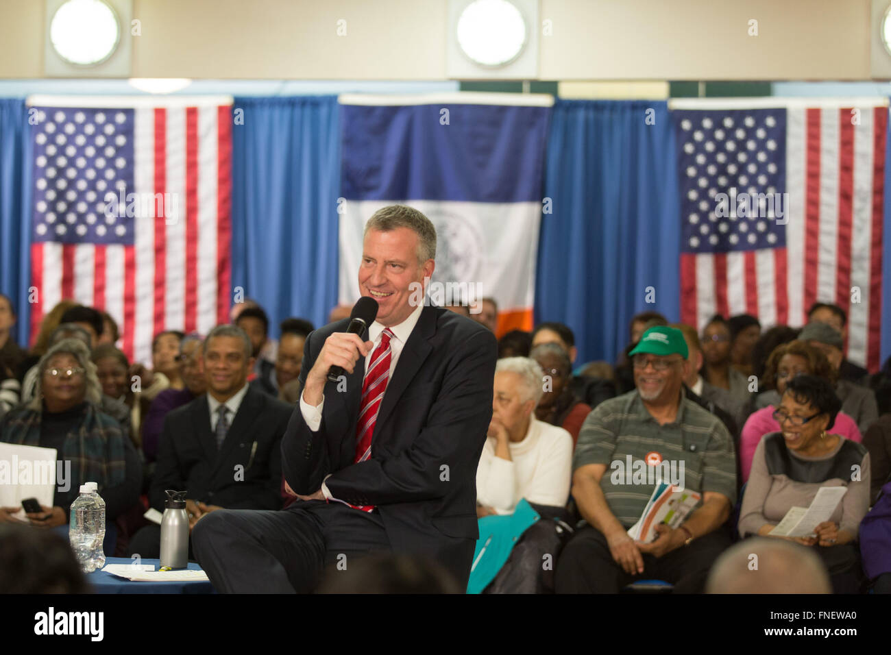 Marzo 14, 2016 - Marzo 14, 2016 """ la città di New York New York '"' SINDACO BILL DE BLASIO ospita un municipio incontro con i residenti di Brooklyn per discutere di abitazioni a prezzi accessibili. e membro del consiglio di Mathieu Eugene ospitare un municipio incontro con i residenti di Brooklyn per discutere di abitazioni a prezzi accessibili. Credito: Louise Wateridge/ZUMA filo/Alamy Live News Foto Stock