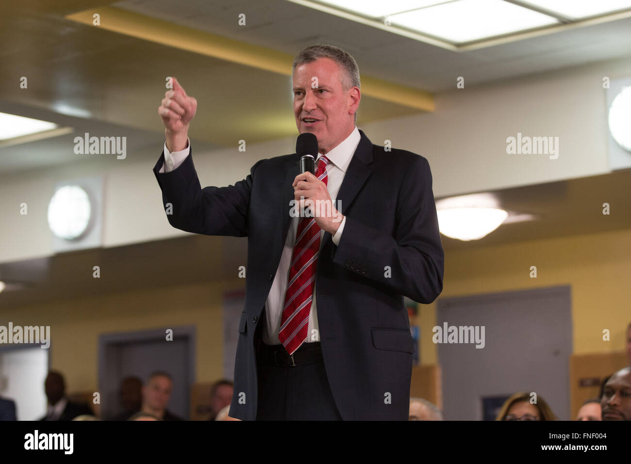 Marzo 14, 2016 - Marzo 14, 2016 """ la città di New York New York '"' SINDACO BILL DE BLASIO ospita un municipio incontro con i residenti di Brooklyn per discutere di abitazioni a prezzi accessibili. e membro del consiglio di Mathieu Eugene ospitare un municipio incontro con i residenti di Brooklyn per discutere di abitazioni a prezzi accessibili. Credito: Louise Wateridge/ZUMA filo/Alamy Live News Foto Stock