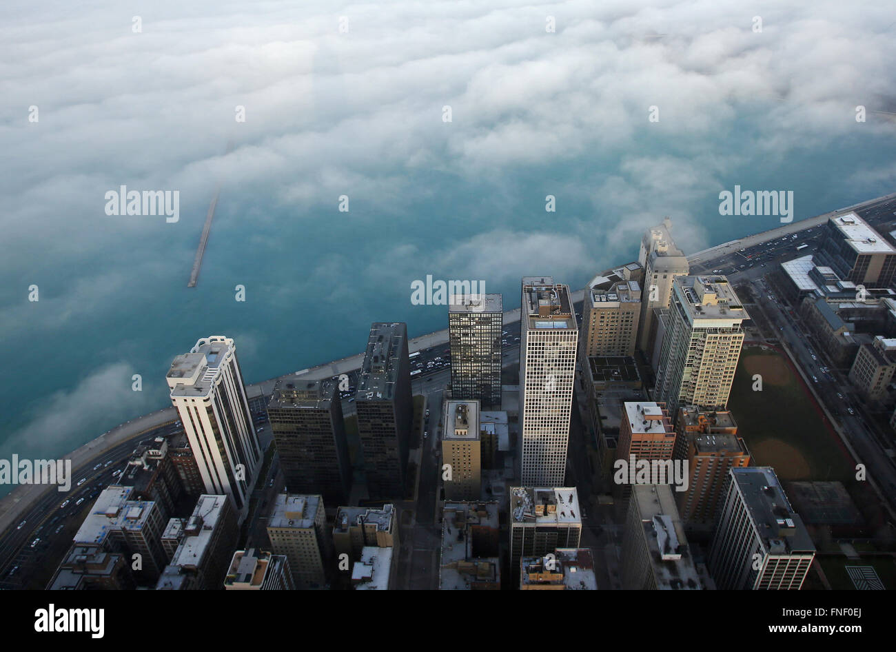 Downtown Chicago skyline come nebbia entra in off del lago Michigan visto da 360 Chicago osservatorio di John Hancock Center Foto Stock