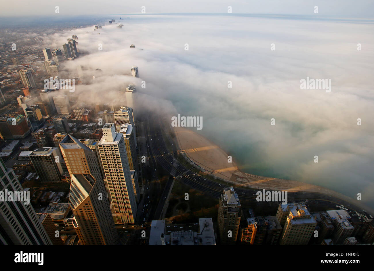 Downtown Chicago skyline come nebbia entra in off del lago Michigan visto da 360 Chicago osservatorio di John Hancock Center Foto Stock