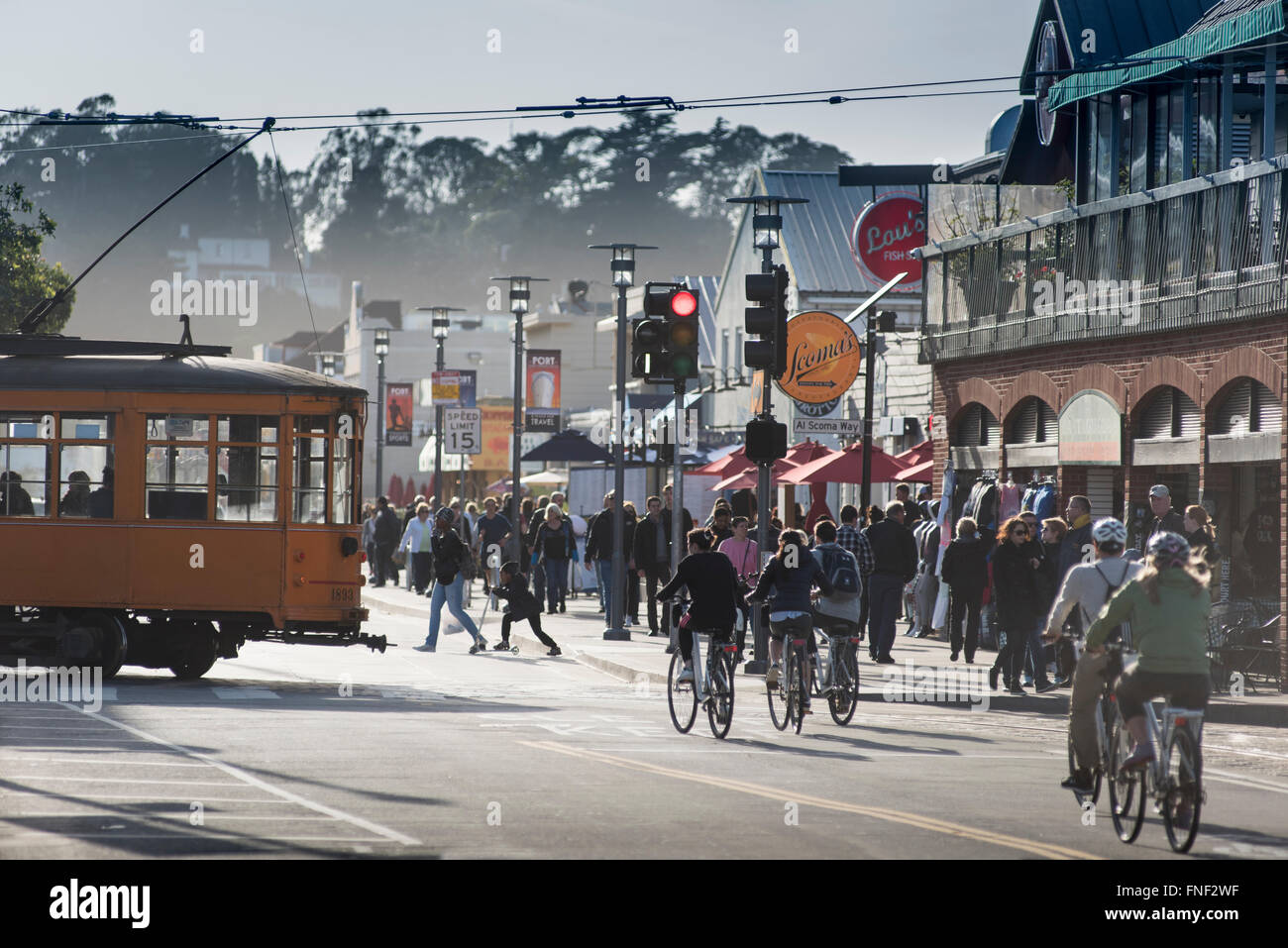 Jefferson Street, vicino alla giunzione con Taylor Street nella zona conosciuta come Pontile del Pescatore, North Beach, San Francisco, Stati Uniti d'America Foto Stock