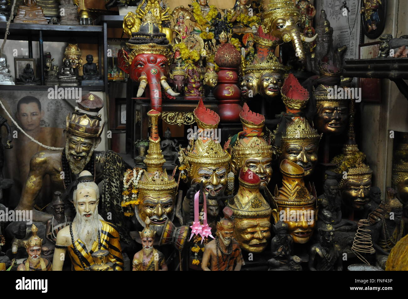 Buddisti e indù altare, Bangkok, Thailandia. Credito: Kraig Lieb Foto Stock