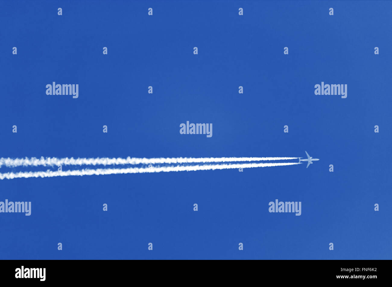 Aeroplani lascia traccia sul cielo blu chiaro. Il tracciato denominato contrails, le scie di condensazione dei vapori o sentieri, prouced da aeromobili Foto Stock