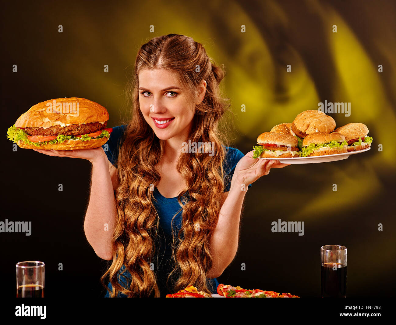 Ragazza di mangiare grandi sandwich. Foto Stock