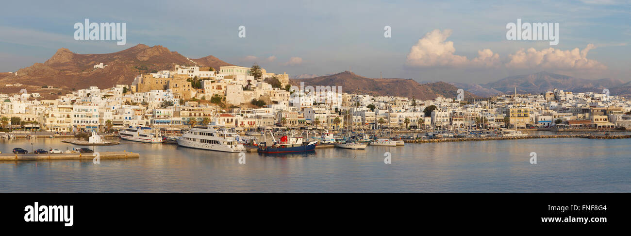 CHORA, Grecia - 7 ottobre 2015: il panorama della città Chora (Hora) sull'isola di Naxos alla luce della sera nel mare Egeo. Foto Stock