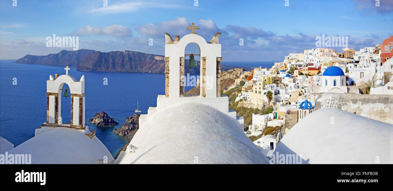 Santorini - il panorama di Oia e il Therasia isola in background. Foto Stock