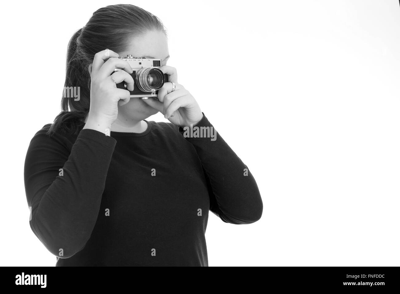 Giovane donna attraente di trattenimento di un vecchio film russo fotocamera, una Zorki 4. Foto Stock