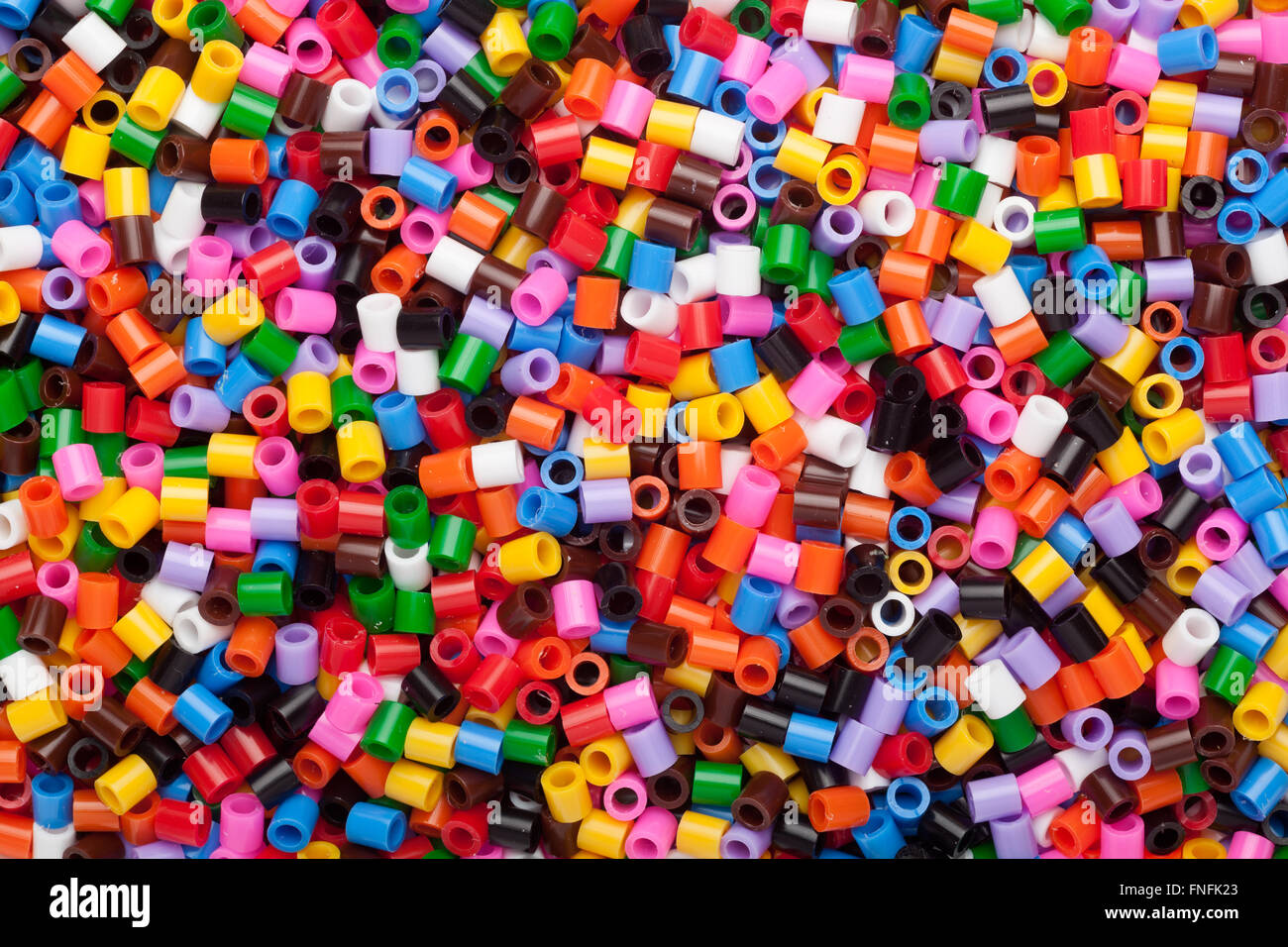Un sacco di colorati con fusibile a perle di plastica utilizzato per arte e artigianato Foto Stock