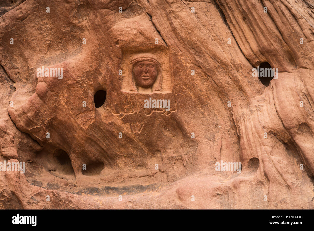 Incisioni rupestri nella roccia nel Wadi Rum deserto del sud del Regno Hascemita di Giordania, Medio Oriente. Foto Stock