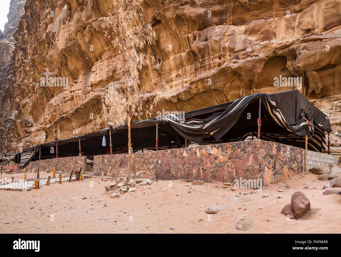 Una tenda Beduina e accampamento nel Wadi Rum deserto del sud del Regno Hascemita di Giordania, Medio Oriente. Foto Stock