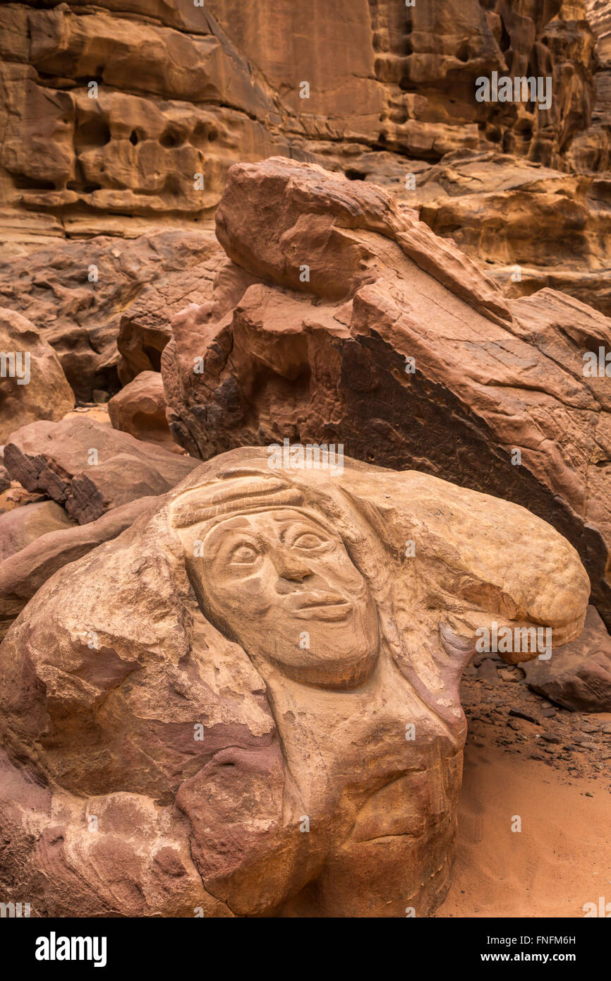 Incisioni rupestri nella roccia nel Wadi Rum deserto del sud del Regno Hascemita di Giordania, Medio Oriente. Foto Stock