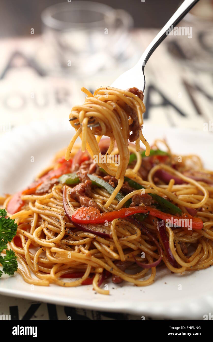 Mescolare la pasta fritta con verdure Foto Stock