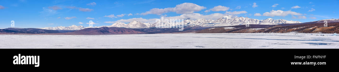 Panorama di montagna più alta in Sayan montagne dal lago Hovsgol .Munku-Sardyk. Mongolia Foto Stock