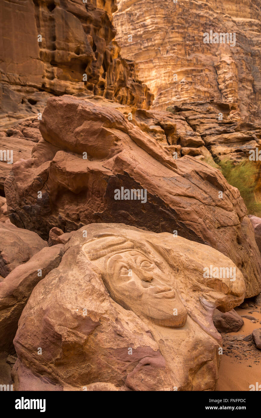 Incisioni rupestri nella roccia nel Wadi Rum deserto del sud del Regno Hascemita di Giordania, Medio Oriente. Foto Stock