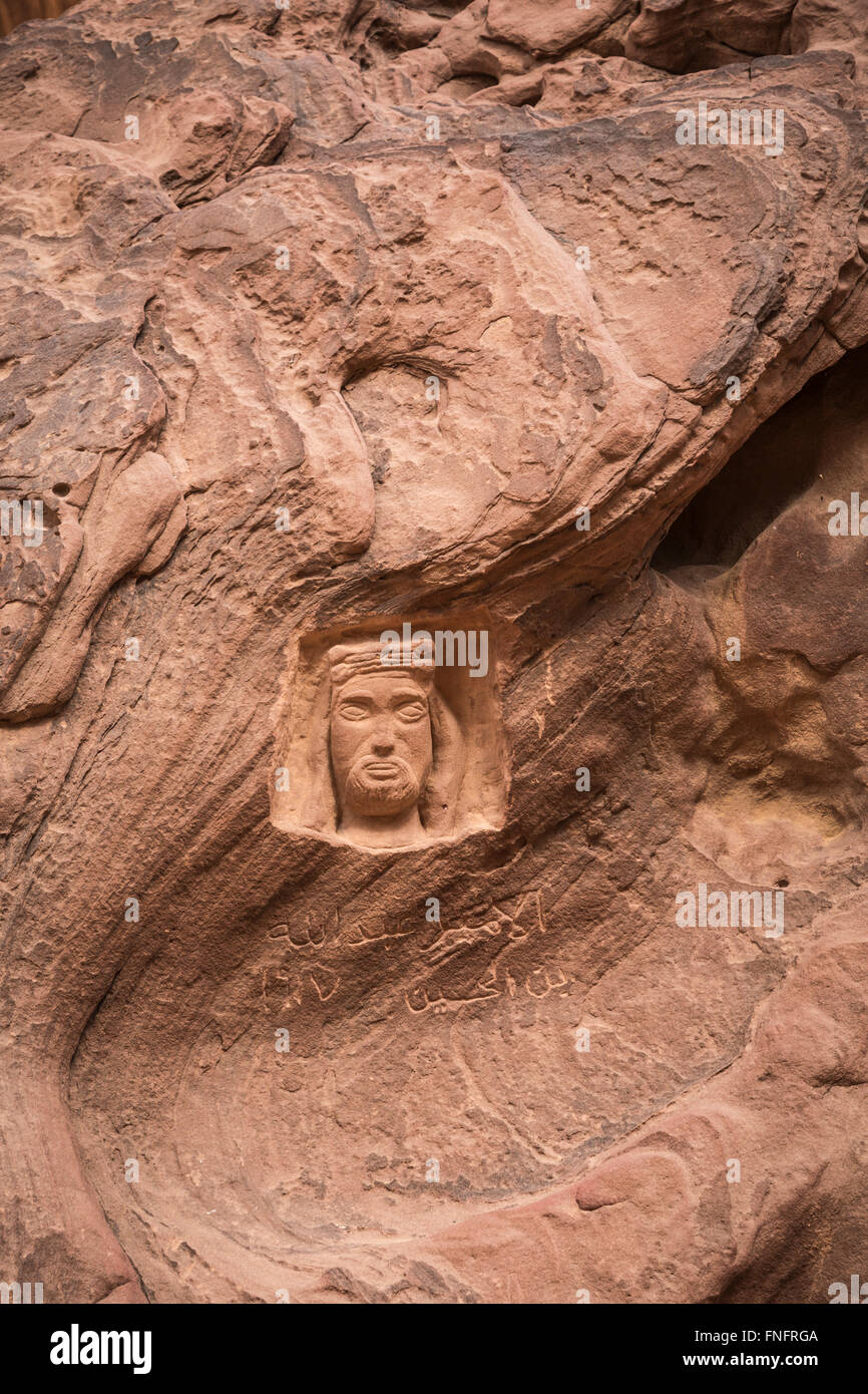 Incisioni rupestri nella roccia nel Wadi Rum deserto del sud del Regno Hascemita di Giordania, Medio Oriente. Foto Stock
