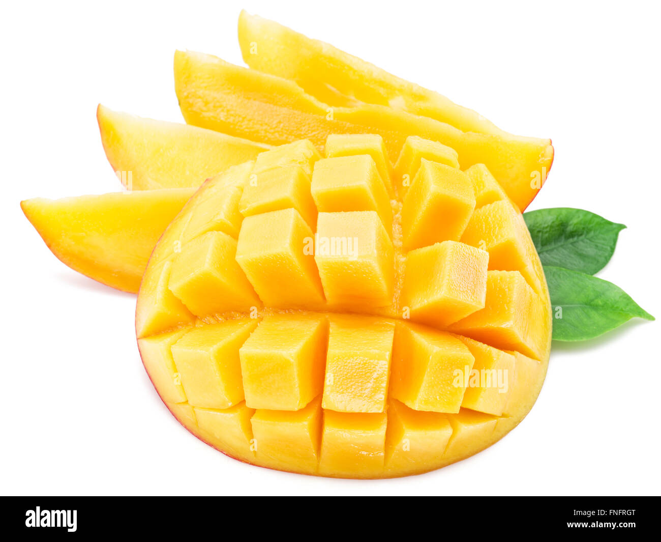 I cubetti di mango e fette di mango. Isolato su uno sfondo bianco. Foto Stock