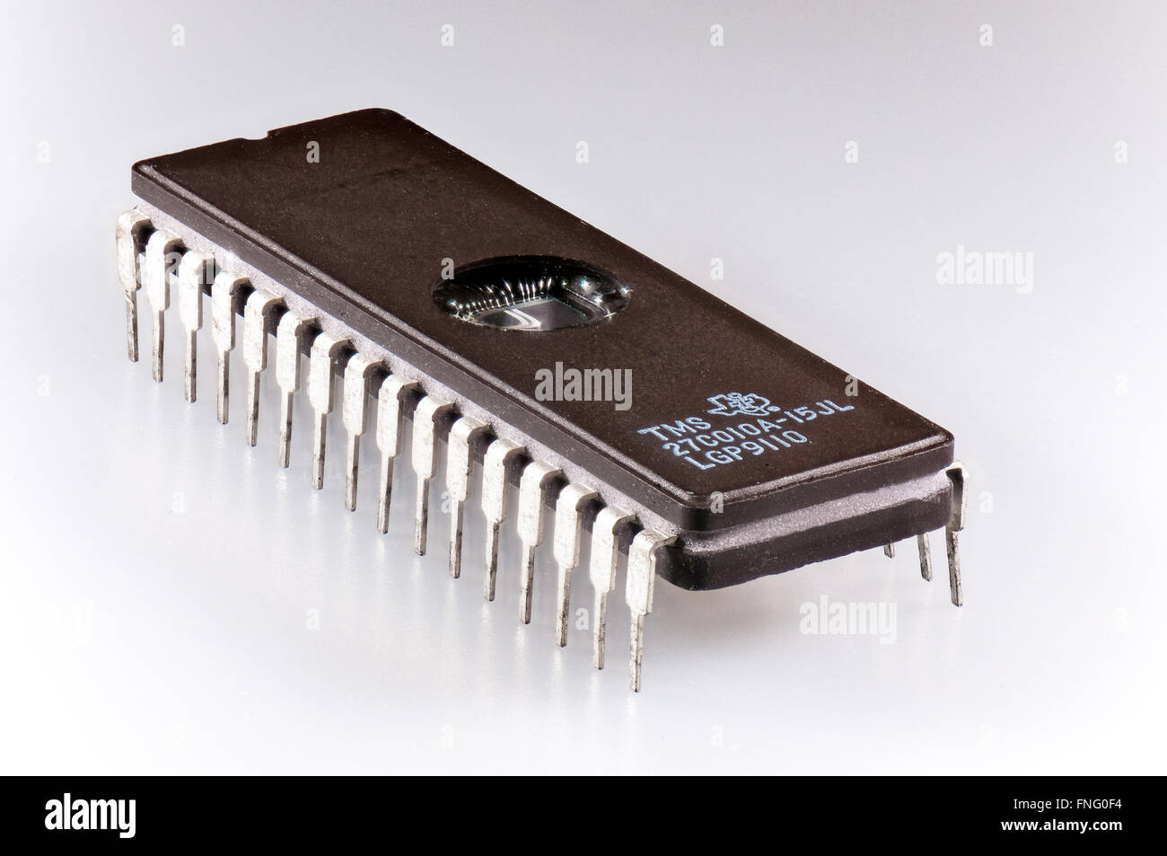 Memoria EPROM chip di circuito integrato su sfondo bianco Foto Stock