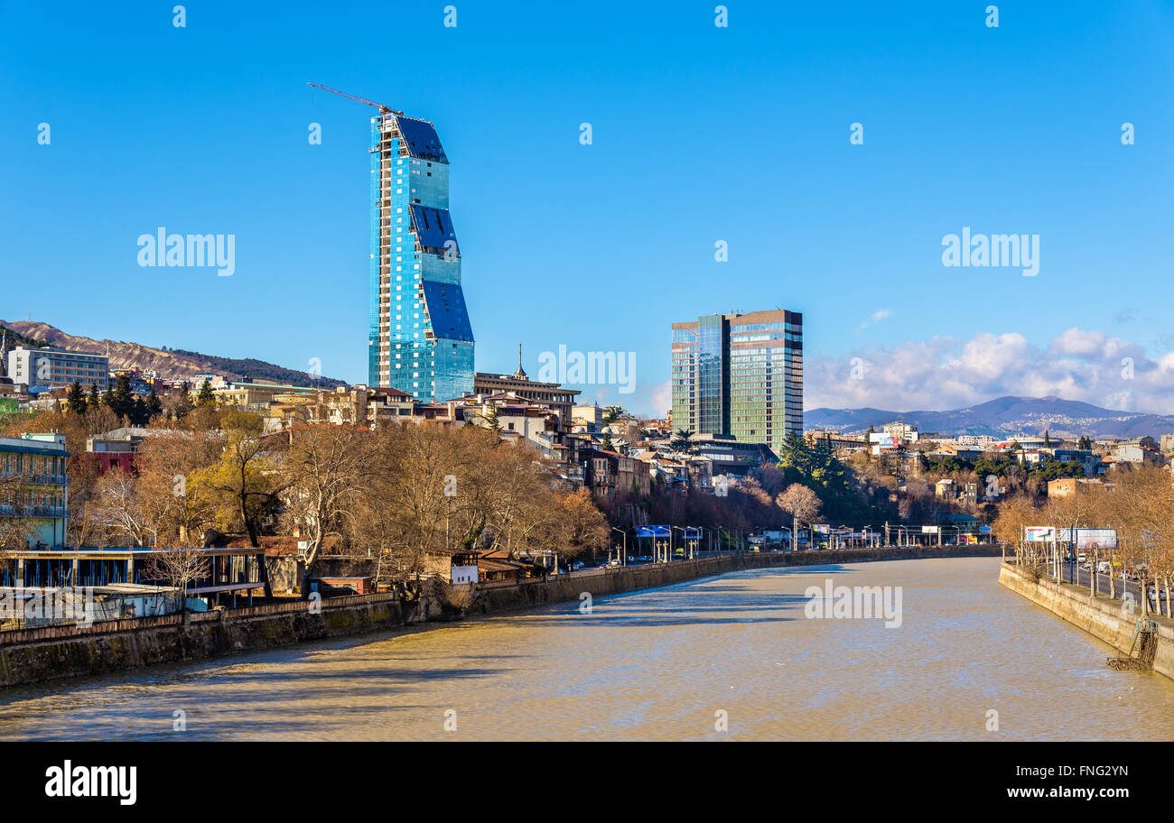 Tbilisi con il fiume Kura - Georgia Foto Stock