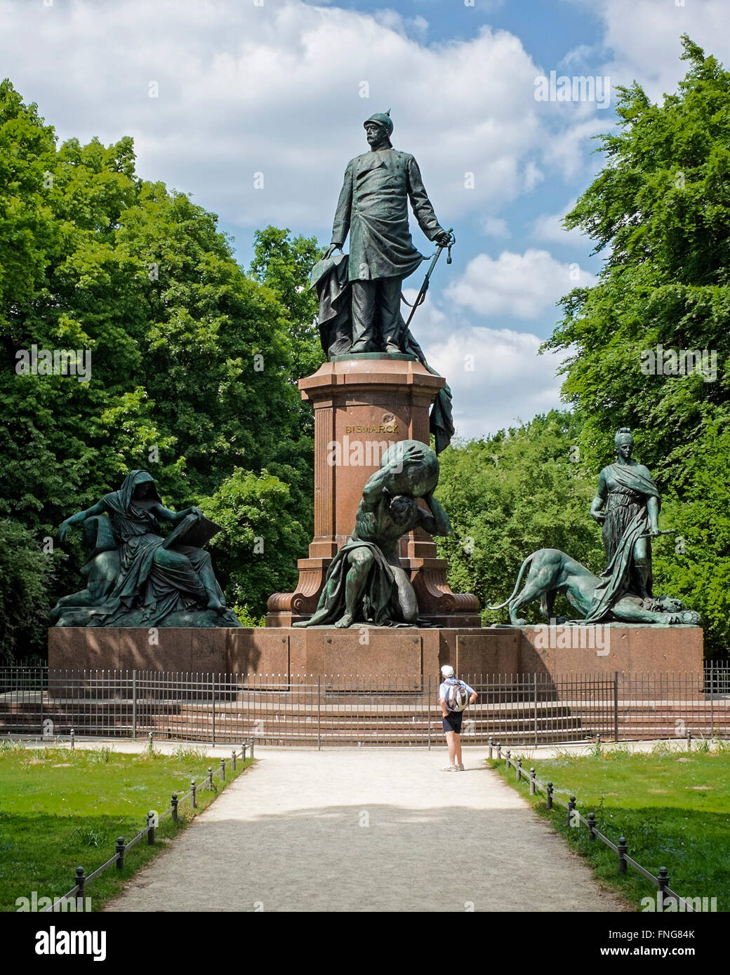 Senior uomo guardando il bronzo Bismarck memorial nella pubblica Tiergarten park in estate, Berlino Foto Stock