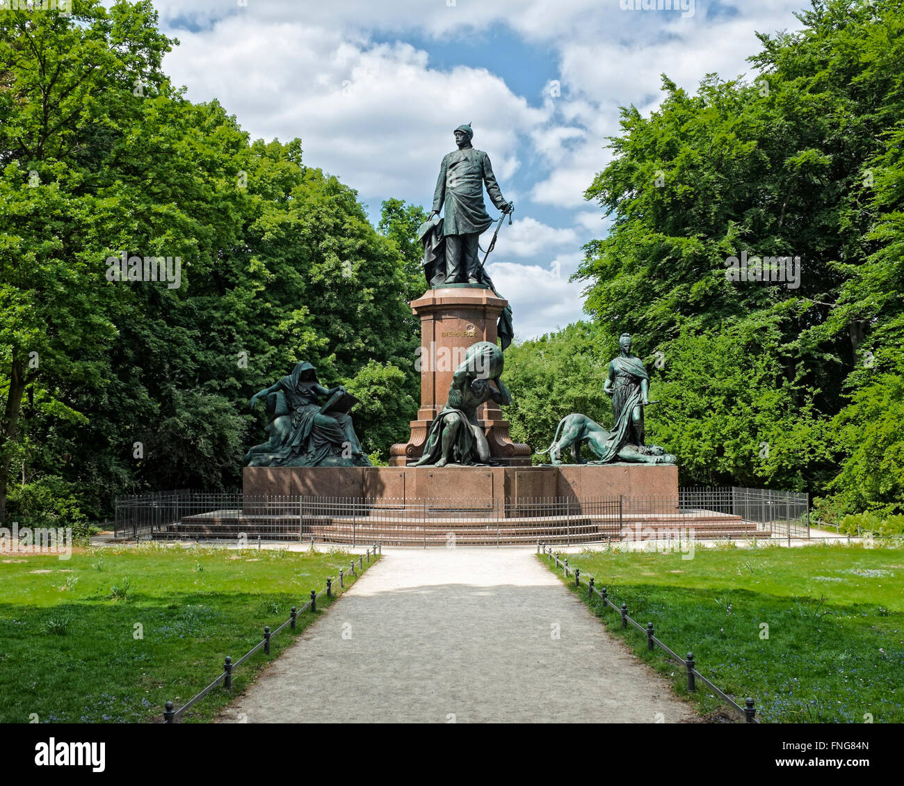 Bronze Bismarck memorial nella pubblica Tiergarten park in estate, Berlino Foto Stock