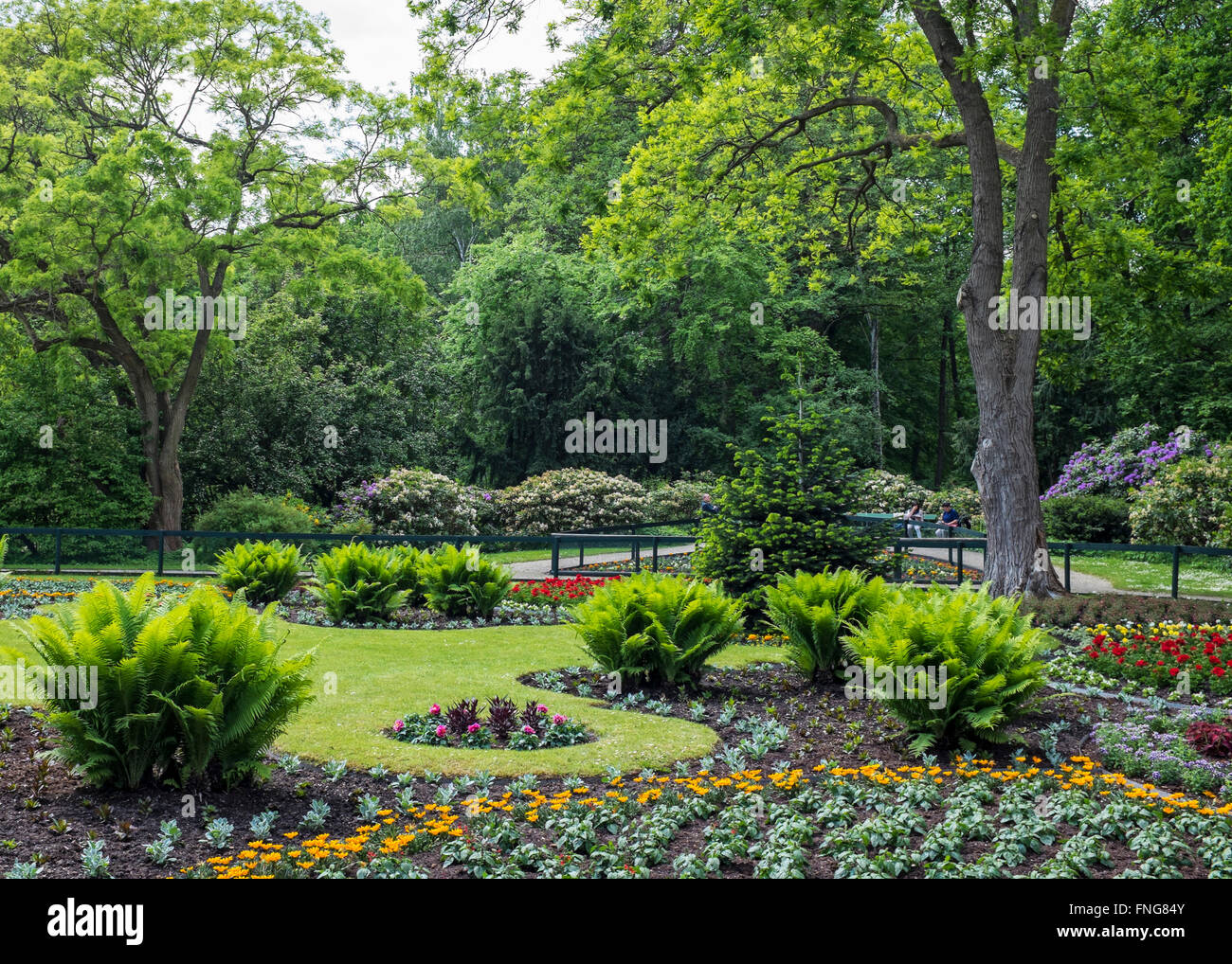 Formale giardino di fiori con biancheria da letto di piante in pubblico Tiergarten park in estate, Berlino Foto Stock
