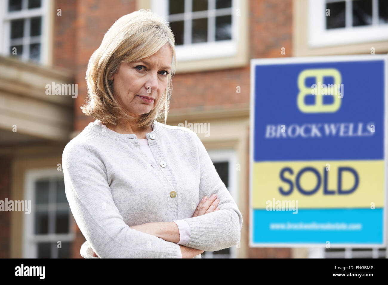 Donna matura costretto a vendere casa attraverso i problemi finanziari Foto Stock