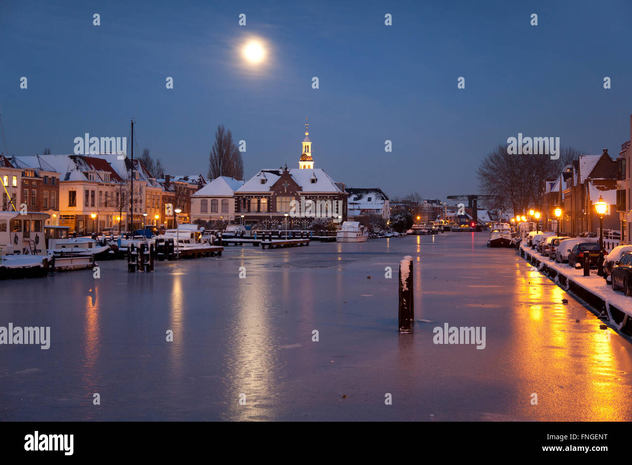 Porto di moonlight nella città di Leiden in inverno Foto Stock