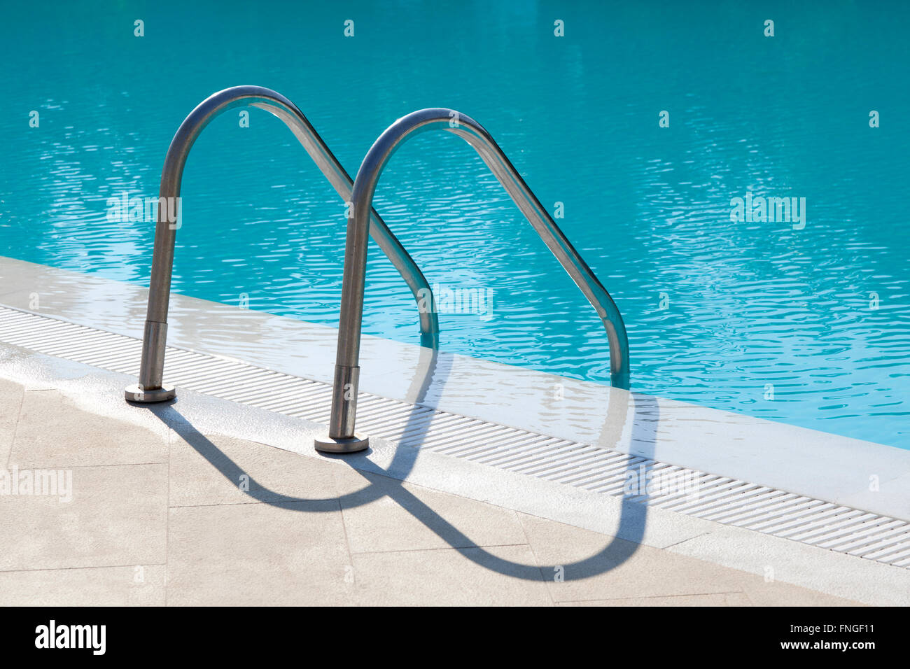 Scale di metallo che conduce in una piscina Foto Stock