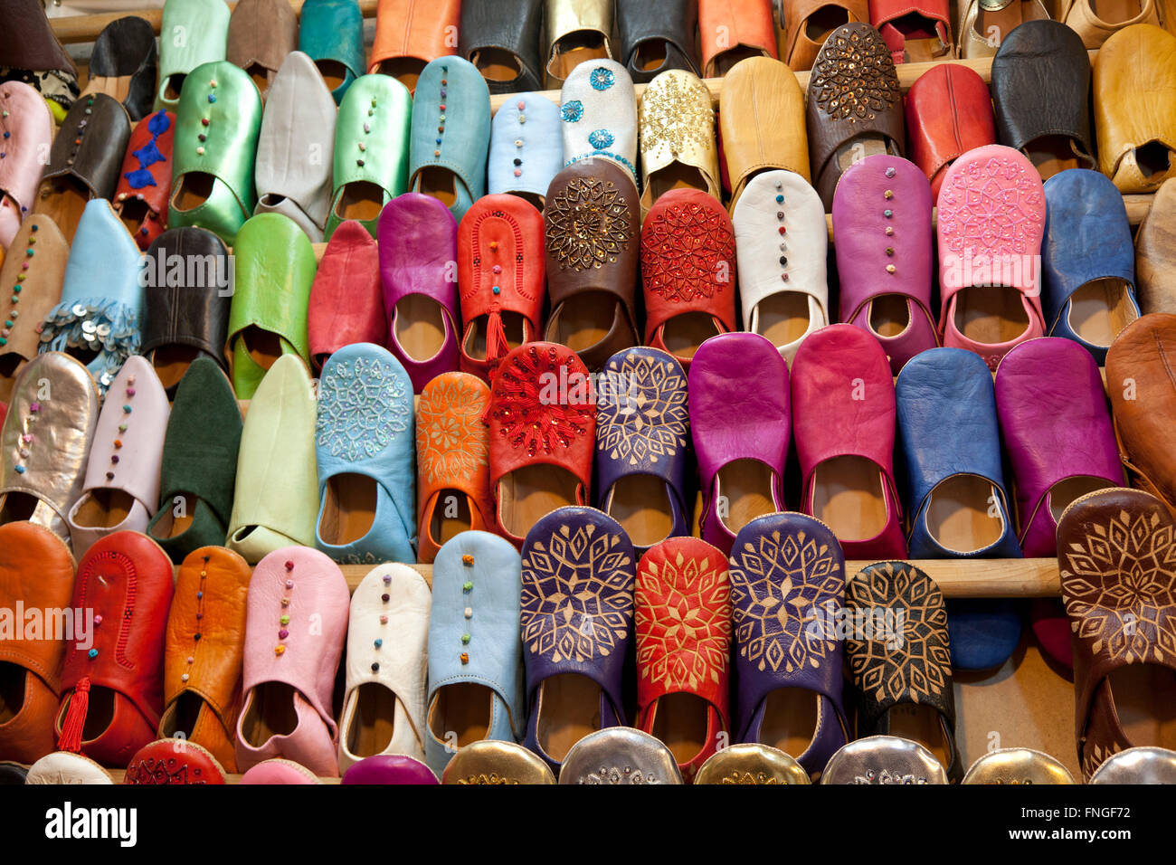 Pantofole marocchino per la vendita nel souk di Marrakech, Marocco Foto Stock