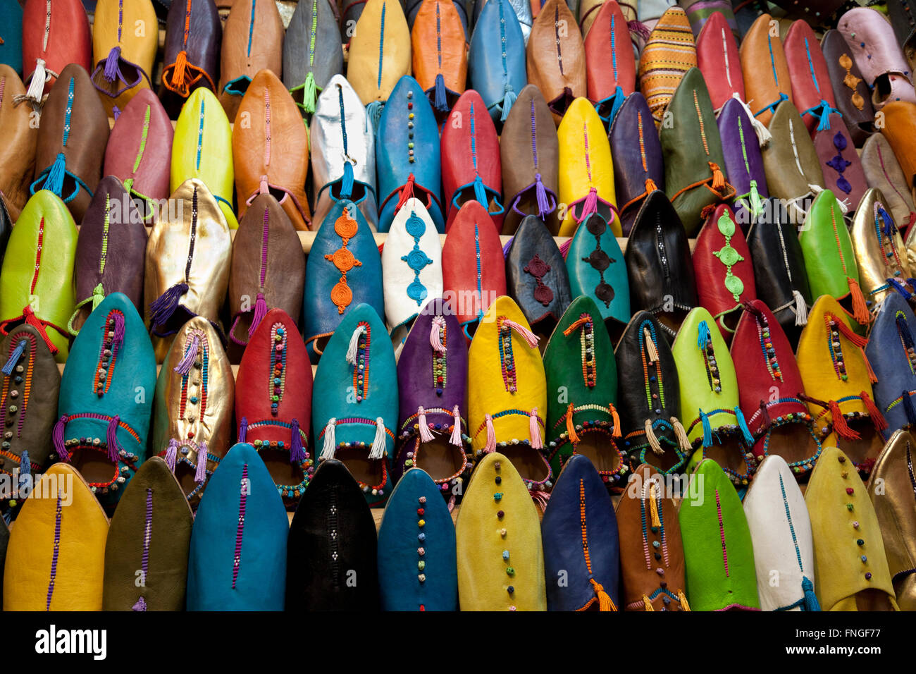 Pantofole marocchino per la vendita nel souk di Marrakech, Marocco Foto Stock