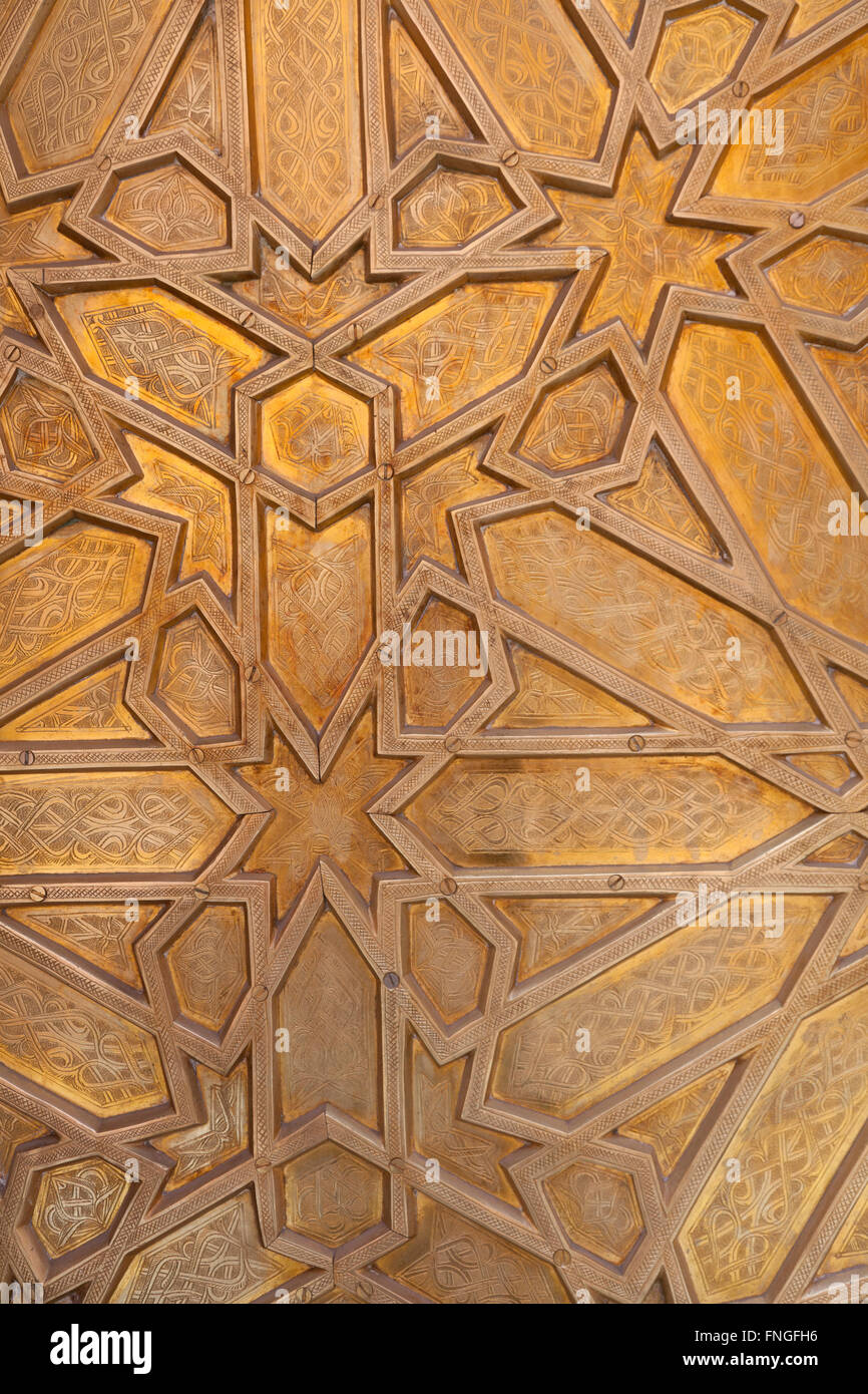 Dettaglio della decorazione in ottone su una porta marocchina, Marrakech, Marocco Foto Stock