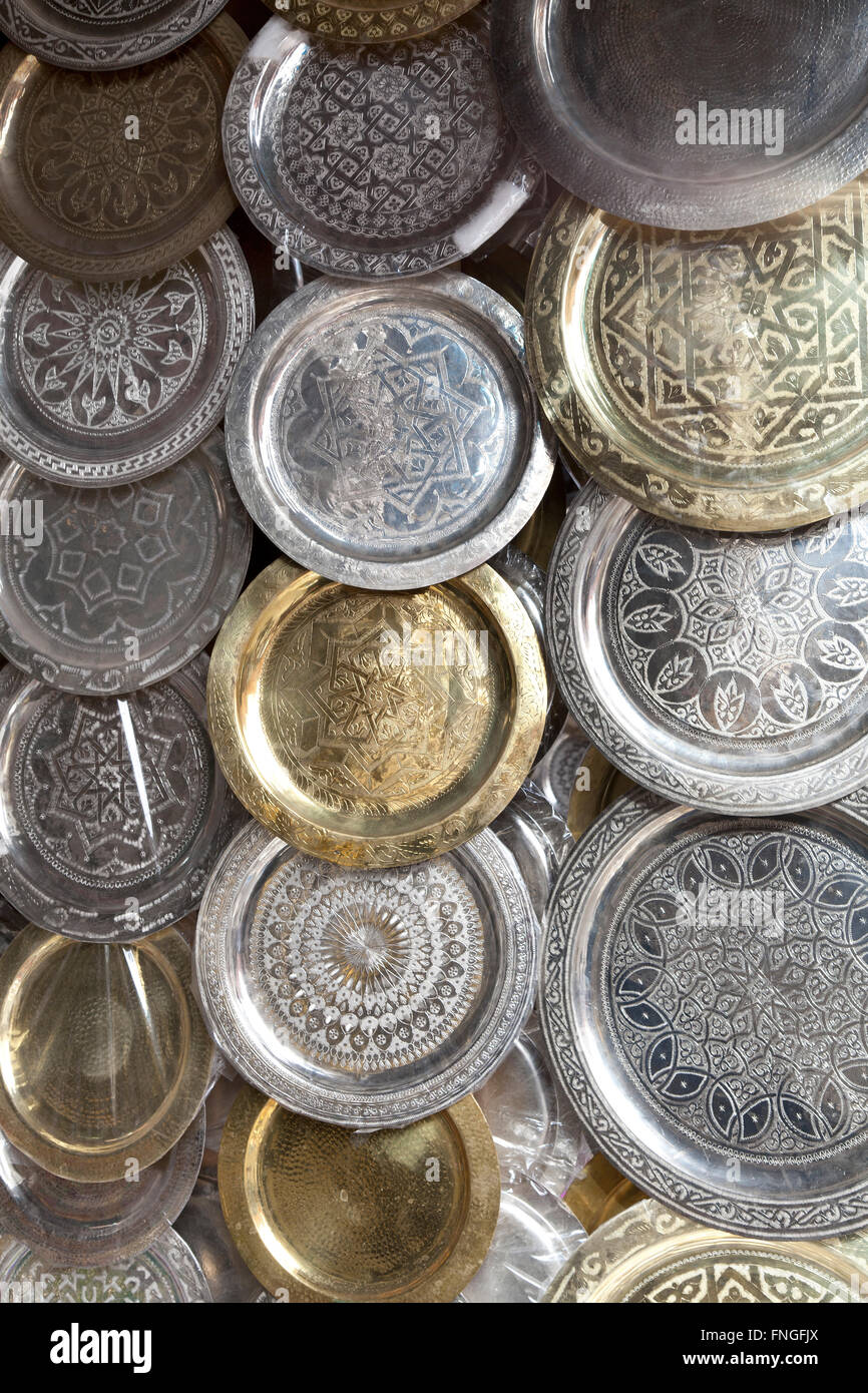 Moroccon vassoi di metallo per la vendita nel souk di Marrakech, Marocco Foto Stock