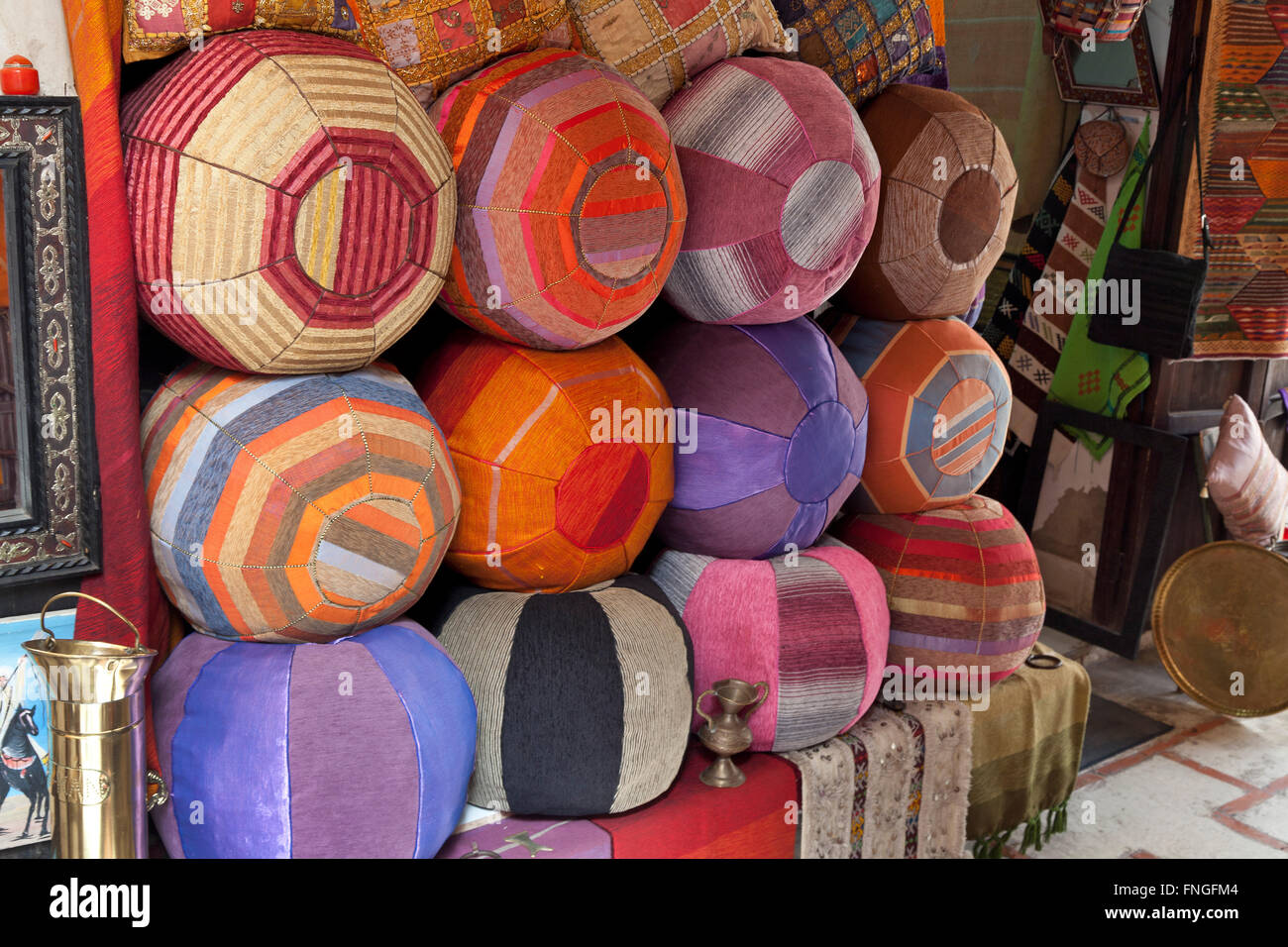 Pouf marocchini per la vendita nel souk di Marrakech, Marocco Foto stock -  Alamy