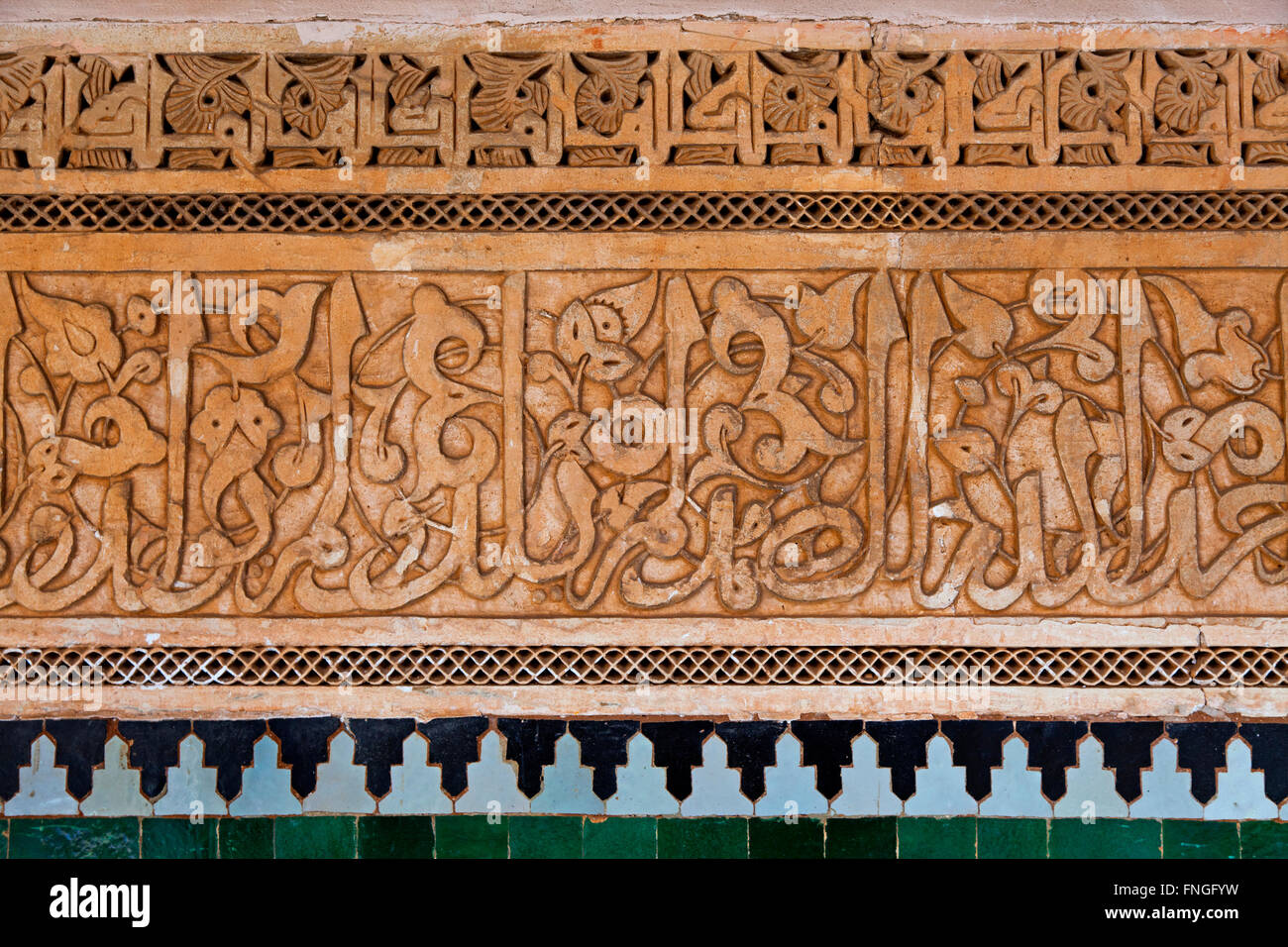 Il gesso e mosaico di decorazione murale in medersa Ben Youssef, Marrakech, Marocco Foto Stock