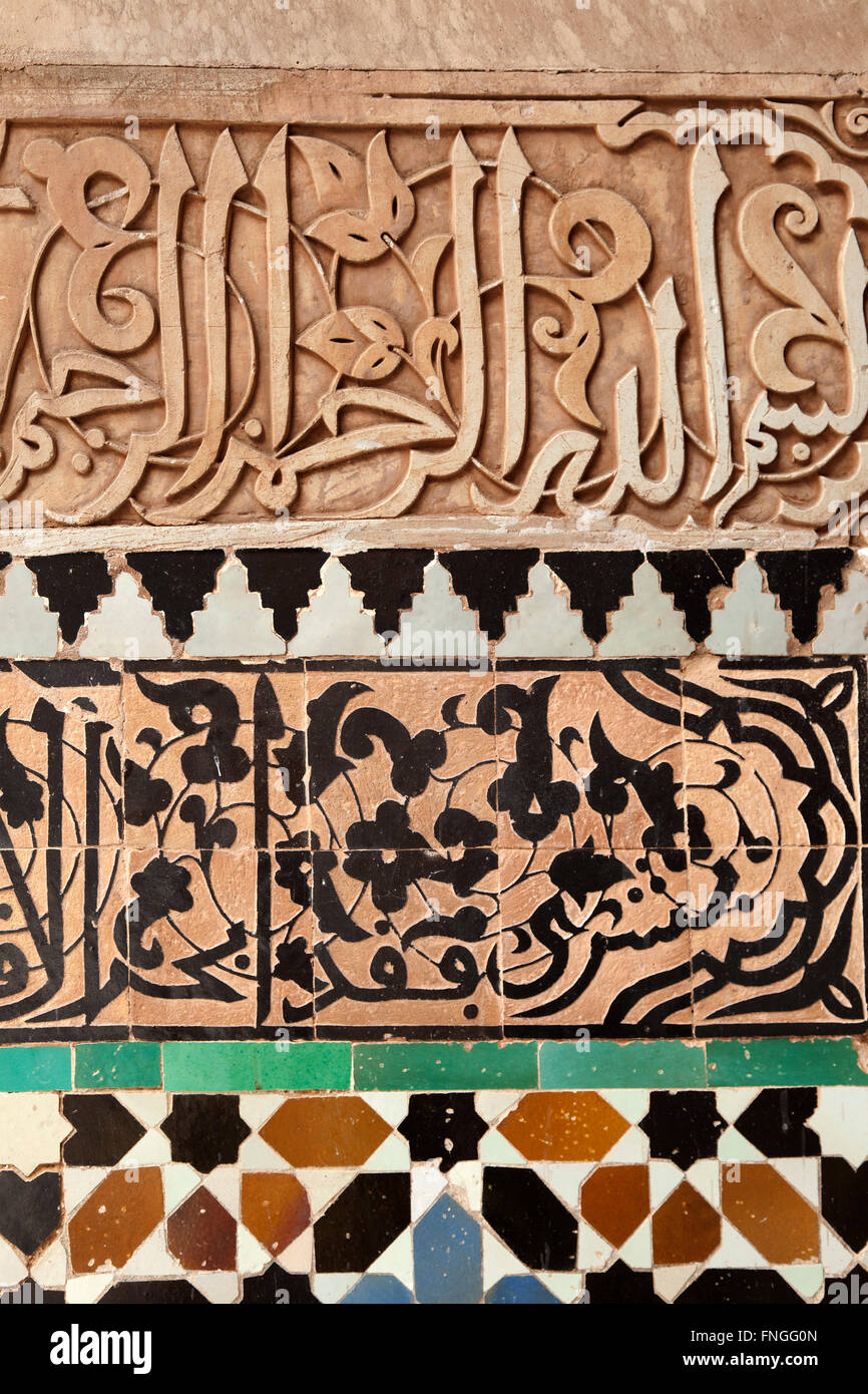 Mosaico e gesso decorazione murale in medersa Ben Youssef, Marrakech, Marocco Foto Stock