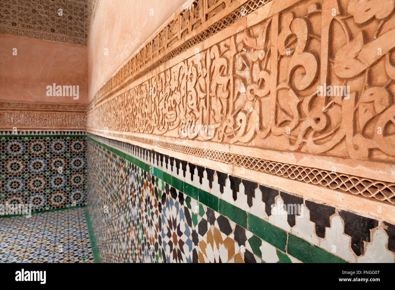 Intonaco decorazioni murali e mosaici della medersa Ben Youssef, Marrakech, Marocco Foto Stock