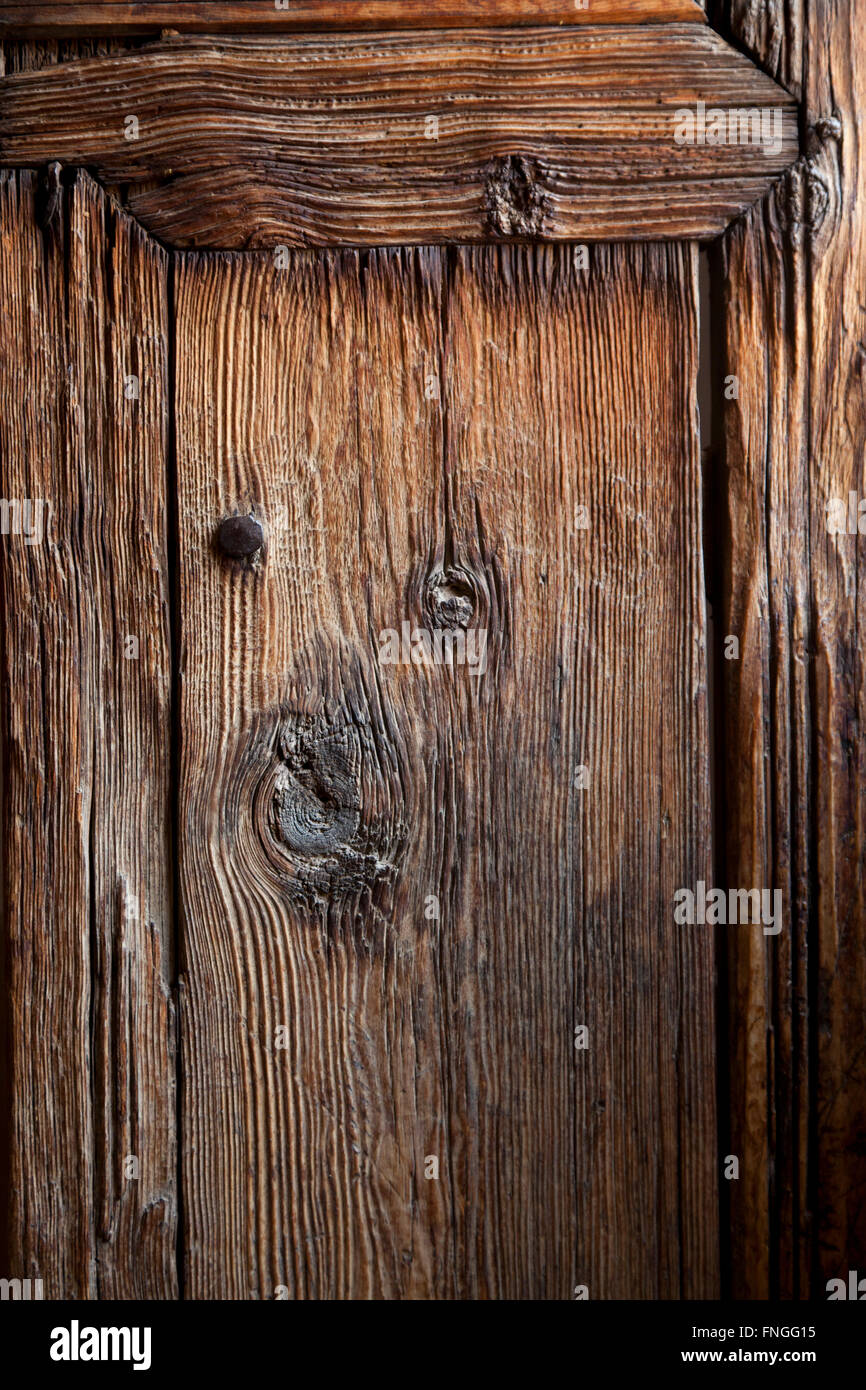 Antica porta di legno nella medersa Ben Youssef, Marrakech, Marocco Foto Stock