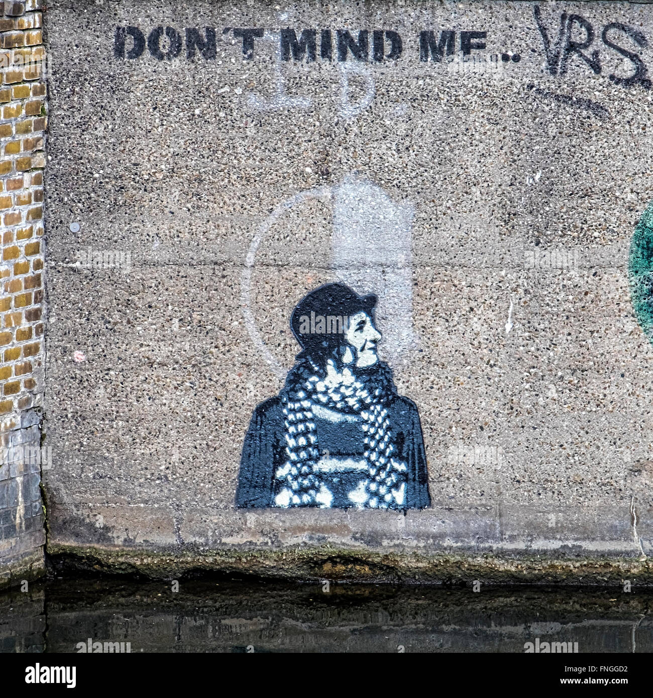 Berlin street art, in bianco e nero donna con controllare sciarpa e 'non mente me" titolo Foto Stock