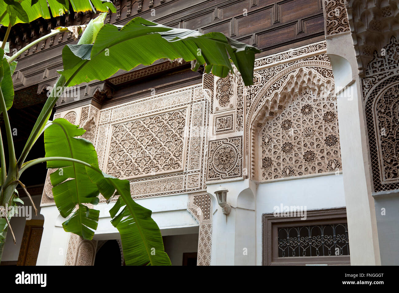 Incredibile intonaco sulle pareti nel Palais de la Bahia, Marrakech, Marocco Foto Stock