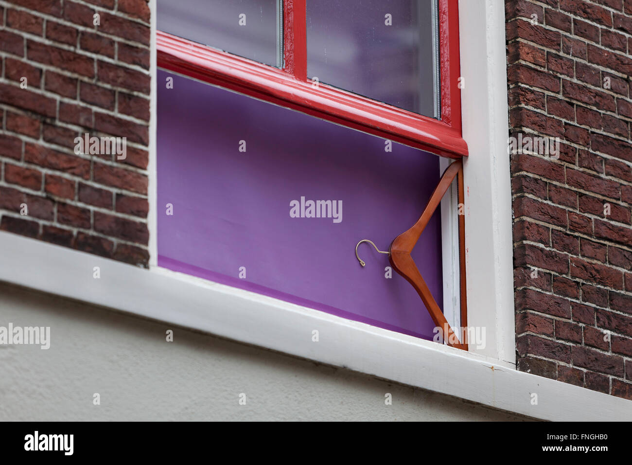 Rivestimento in legno appendiabiti come supporto della finestra di Foto Stock