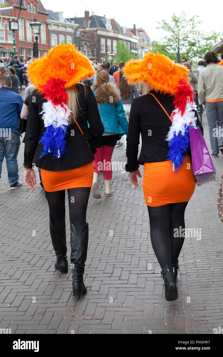 Kings giorno in Leiden, Olanda, le persone sono vestite di arancione e rosso, bianco e blu Foto Stock