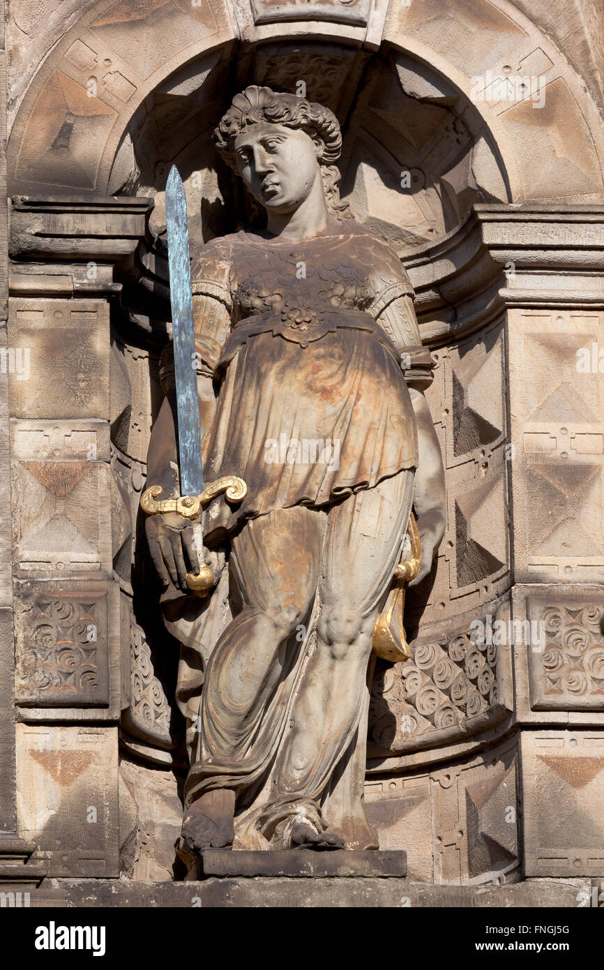 La statua della Madonna della giustizia con la spada e l'equilibrio di Leiden, Olanda Foto Stock