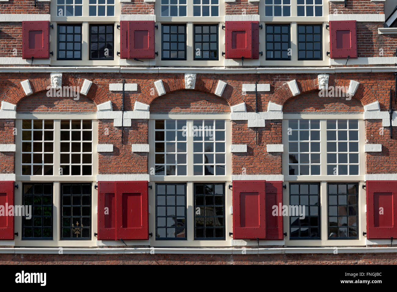 Monumentale facciata con persiane alle finestre in Leiden, Paesi Bassi Foto Stock